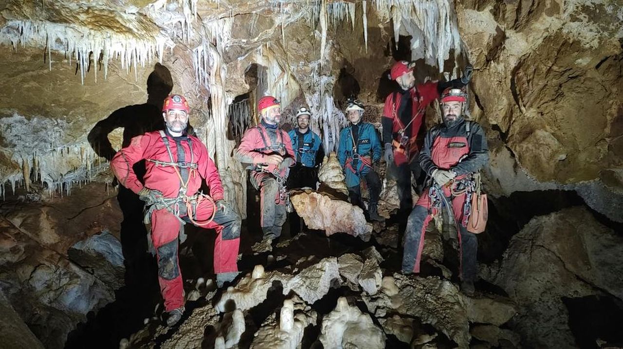 De ruta por Aradelas, la joya de la corona de los espeleólogos en la sierra de O Courel