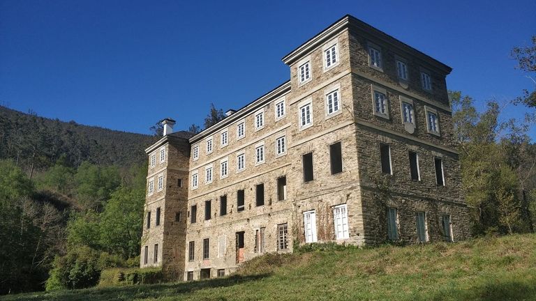La Casona de Sestelo, construida a mediados del siglo XIX y fruto de varias ampliaciones, tiene cinco plantas m�s bajo cubierta y unos 2.500 metros cuadrados construidos