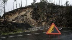 Derrumbe en la carretera de Ferreira de Pant�n a Nogueira de Ramu�n, por Santo Estevo