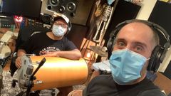 En pandemia. Miguel �Oso� Rodr�guez, percusionista de Santa Cecilia, y Juan de Dios Mart�n, grabando el disco en el 2020.