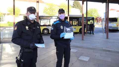 Reparto de mascarillas en la estacin de autobuses de Santiago