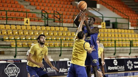 El excobista Kur Kuath, pvot surdans, con el baln, en un entrenamiento con Gran Canaria.