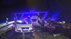 Uno de los coches se incendi� y otro, una furgoneta, qued� volcada sobre la calzada.