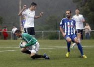Kilo, a la derecha, observa al cancerbero visitante en el encuentro disputado ayer en Cadreche. 