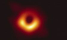 Primera imagen de un agujero negro publicada en abril del 2019. Se trata de uno que se sit�a en la galaxia gigante M87, situada a 55 a�os luz de la Tierra, en la constelaci�n de Virgo