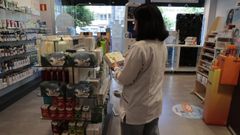 Una farmac�utica en O Ventorrillo, con uno de los productos que entran a robar.