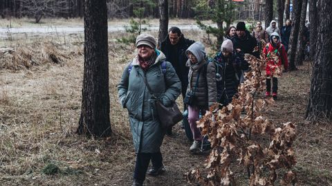 Un grupo de personas son evacuados de Irpin