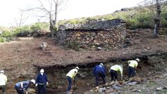 La alvariza se encuentra en el entorno de la localidad de Santa Eufemia y puede verse desde la carretera LU-651
