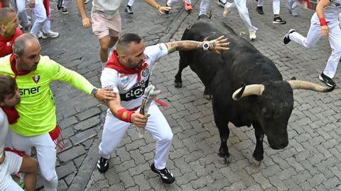 Los mozos perseguidos por uno de los toros de la ganader�a de Jandilla