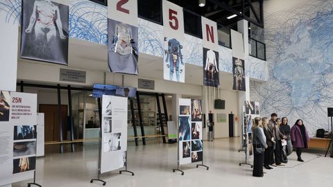 Inauguraci�n de la exposici�n del 25N sobre las distintas violencias a la mujer realizada por la Escola de Arte Antonio Fa�lde.
