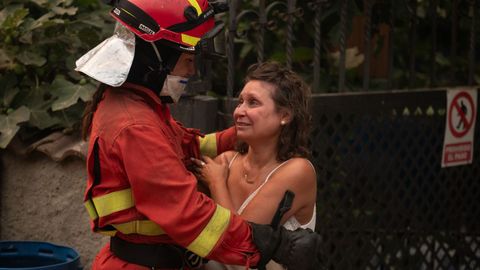 Una efectivo del UME consuela a una vecina de��vila