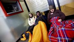 Miembros de Stop Desahucios, en un cajero
