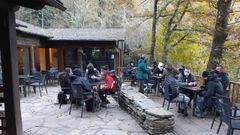 Clientes en la terraza del cmping de O Courel, el nico existente por ahora en el sur lucense 