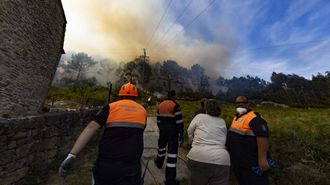 El incendio que cerca la casas de Corme Aldea, en imgenes