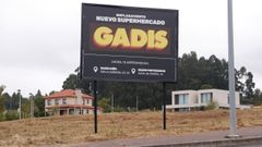 Cartel de Gadis en la parcela donde se levantar� el supermercado que se levantar� en la urbanizaci�n Costa Mi�o.
