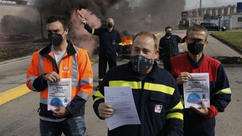 Zan (CC OO), en el centro, junto a los portavoces de UGT y CIG en el comit de Alcoa