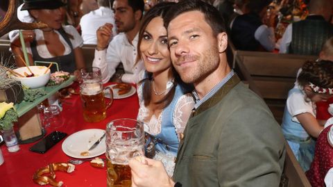 Xavi Alonso, con su mujer, Naroge Aramburu