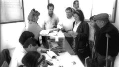 Elecciones auton�micas de 1993. En octubre miles de gallegos como estos vecinos de A Laracha votaron y dieron la victoria otra vez al PP de Fraga