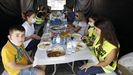 Familias de los trabajadores que montan guardia en la carpa instalada en la entrada de la fbrica, este jueves a medioda