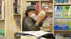 Un hombre leyendo un libro.