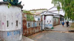 Una de las puertas del antiguo acuartelamiento militar, a la espera de transformaci�n.