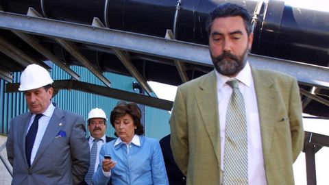 Fernando Roade, en primer t�rmino, durante una visita del entonces alcalde Francisco V�zquez a la planta de residuos de Nosti�n