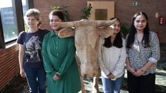 La profesora Rosario Panadero, a la izquierda, con las alumnas de la India.