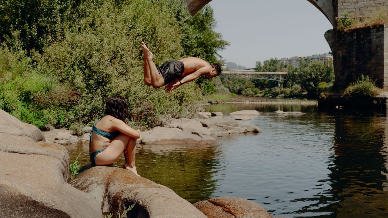 Los ouresanos se refugian del calor sofocante: «Recomendamos el río»