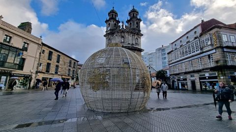 Preparativos de la decoracin navidea en Pontevedra