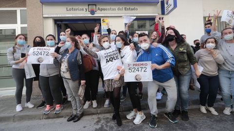 Varias personas celebran el tercer premio del Sorteo Extraordinario de Navidad, el nmero 52472, en la localidad gaditana de Barbate, en donde la administracin de lotera nmero 2 ha repartido 45 millones de euros