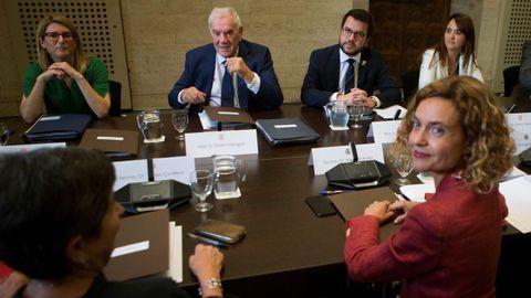 La ministra de Pol�tica Territorial y Funci�n P�blica, Mertixell Batet, a la derecha, sentada en la mesa frente a los representantes de la Generalitat Elsa Artadi, Ernest Maragall y Pere Aragon�s