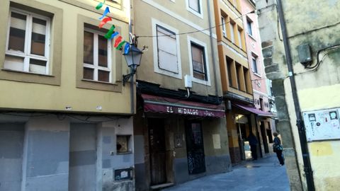 Edificio abandonado sobre un negocio de hostelera en la calle del Rosario