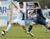 Xusto, con el bal�n en Cantarrana perseguido por un rival. 