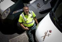 Jos� Hermida, ayer en Oleiros entre dos veh�culos de la Guardia Civil de Tr�fico de Galicia.