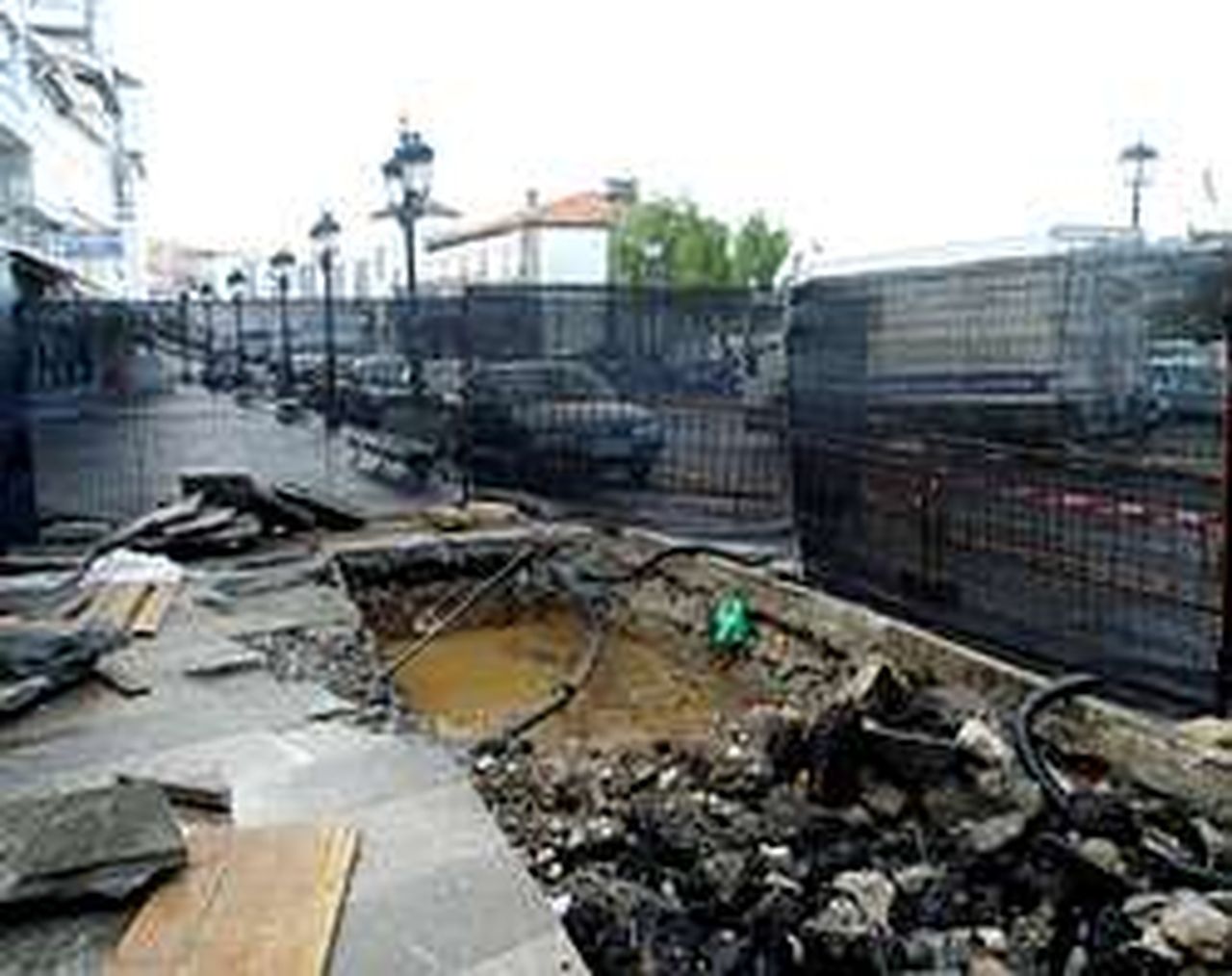 Unas obras sacan a la luz posibles restos de la muralla de Pontedeume