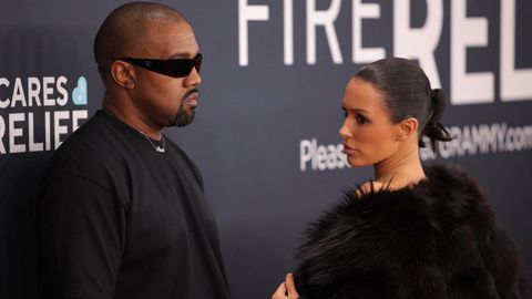 Kanye West y Bianca Censori en la gala anual de los Premios Grammy