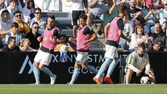 Iago calienta en la banda de Bala�dos, junto a Pablo Dur�n y a Carlos Dom�nguez, antes de salir al campo frente al Betis