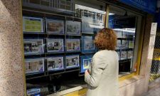 Los escaparates de inmobiliarias como Inmolal�n est�n llenos de ofertas de pisos en la localidad.