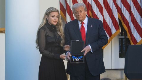 Erika Kirk recibe de manos de Donald Trump la medalla presidencial de EE.UU. 