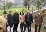 Rueda (derecha) con los mun�cipes de Negreira y A Ba�a. 