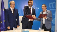El delegado de la Xunta en Ourense, Manuel Pardo, el conselleiro de Presidencia, Diego Calvo, y el presidente de la Asociaci�n Autismo Ourense, �ngel Dom�nguez.