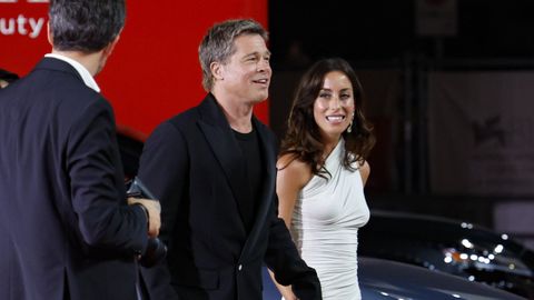 Brad Pitt e Ins de Ramn, en la alfombra roja de Venecia