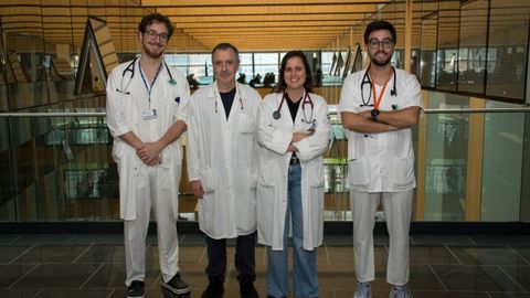 Los neum�logos de �rea del Pulm�n del HUCA, Guillermo L�pez-Arranz, Ramon Fernandez y los jefes de secci�n In�s Ruiz y Pablo Lozano