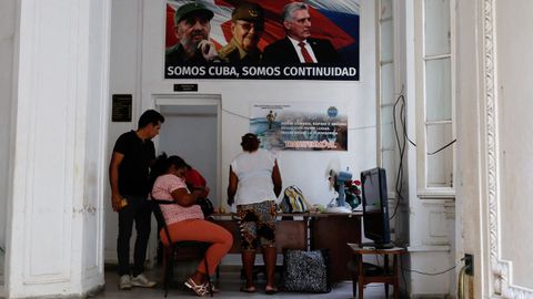 Ciudadanos cubanos esperan en una oficina del Ministerio de Finanzas y Precios, en La Habana