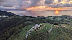 Vista a�rea del Sem�foro de Bares y la Vila (a la izquierda),�con el sol poni�ndose sobre el Atl�ntico