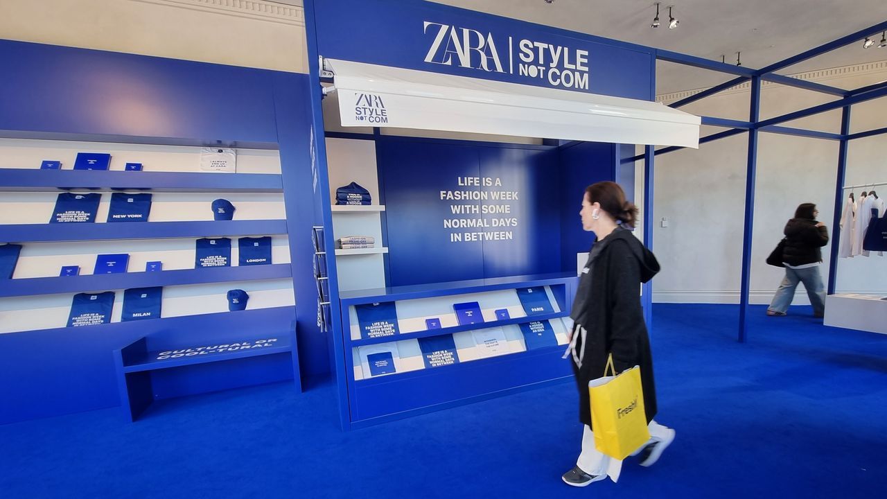 El Zara de la calle Compostela de A Coruña se tiñe de azul y