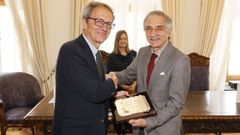 Luis Rey, � esqueda, recibindo o premio �lvaro Cunqueiro de novela