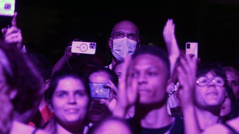 Pblico en las primeras filas en el concierto de Edurne en las fiestas de Monforte