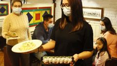 Maribel Casas, en la pizzer�a y cervecer�a Sixties de Viveiro en segundo t�rmino cuando puso en marcha un innovador servicio de comida asi�tica en plena pandemia del covid. En los �ltimos meses, y pese a la buena acogida que tiene entre sus clientes, ha tenido que prescindir de este tipo de platos en varias ocasiones debido a la falta de personal