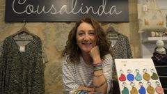 Raquel Manteiga posa con sus pulseras y llaveros en Cousalinda, una �de las primeras tiendas de Galicia  que confi� en m� y mi escaparate en Santiago�, destaca la artesana. Explica que Bib� Handmade ha hecho trabajos �incluso para grandes marcas de los Pa�ses Bajos, como regalo en muchos eventos y nos llegan historias preciosas con estos encargos�. 